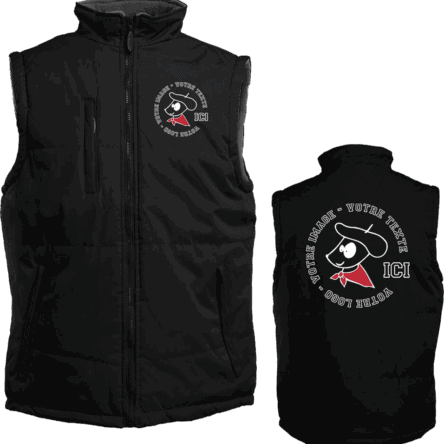Gilet noir avec logo et texte personnalisé.