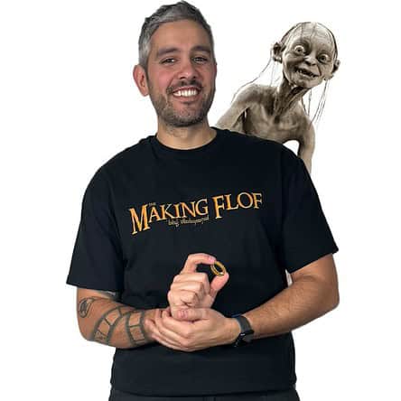 Homme souriant, t-shirt noir, personnage fantastique derrière.