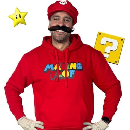 Homme souriant, déguisé en Mario, avec icônes.