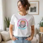 T-shirt humour galanterie roi porté par femme en intérieur lumineux