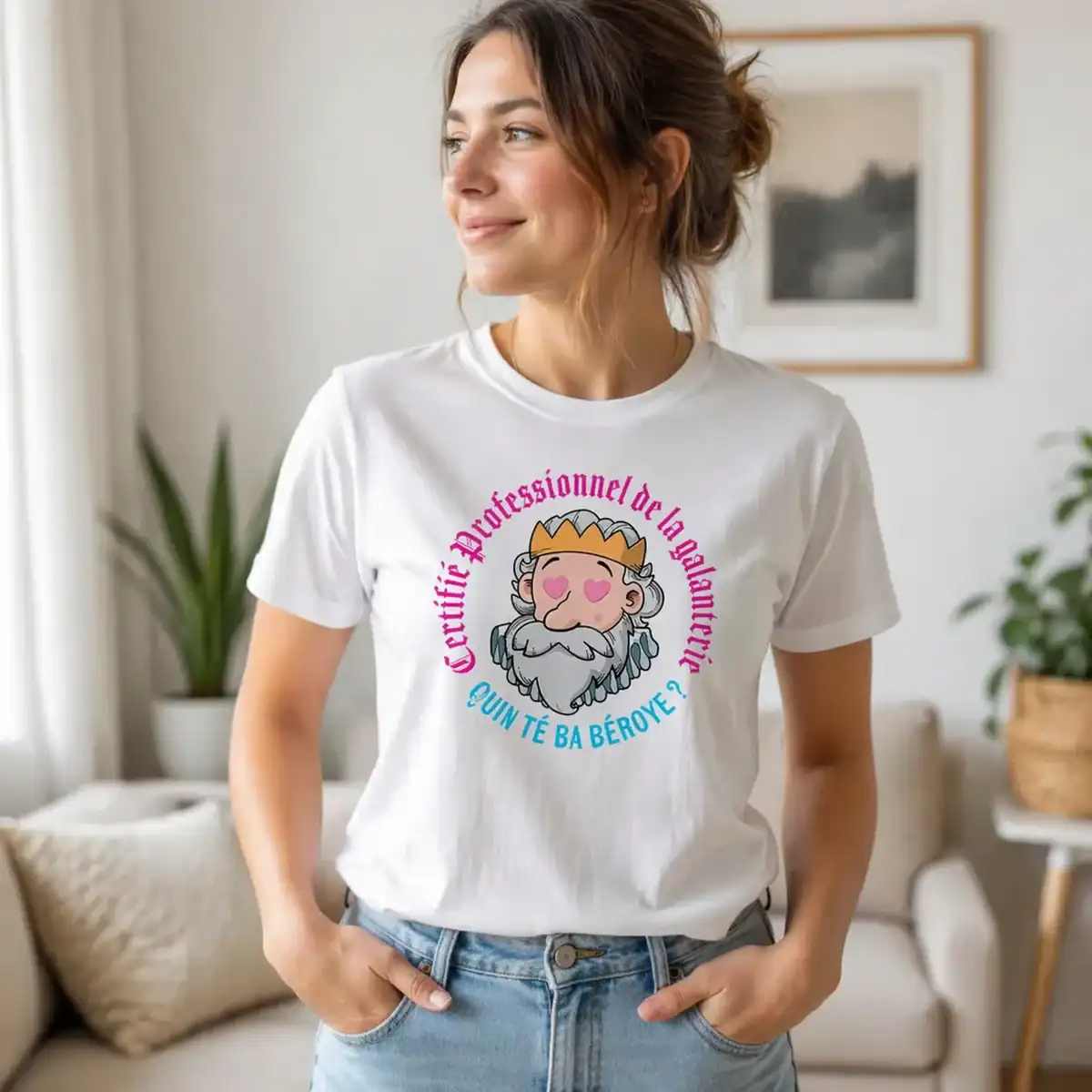T-shirt humour galanterie roi porté par femme en intérieur lumineux