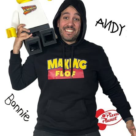 Homme souriant avec jumelles jouet et sweat-shirt personnalisé.