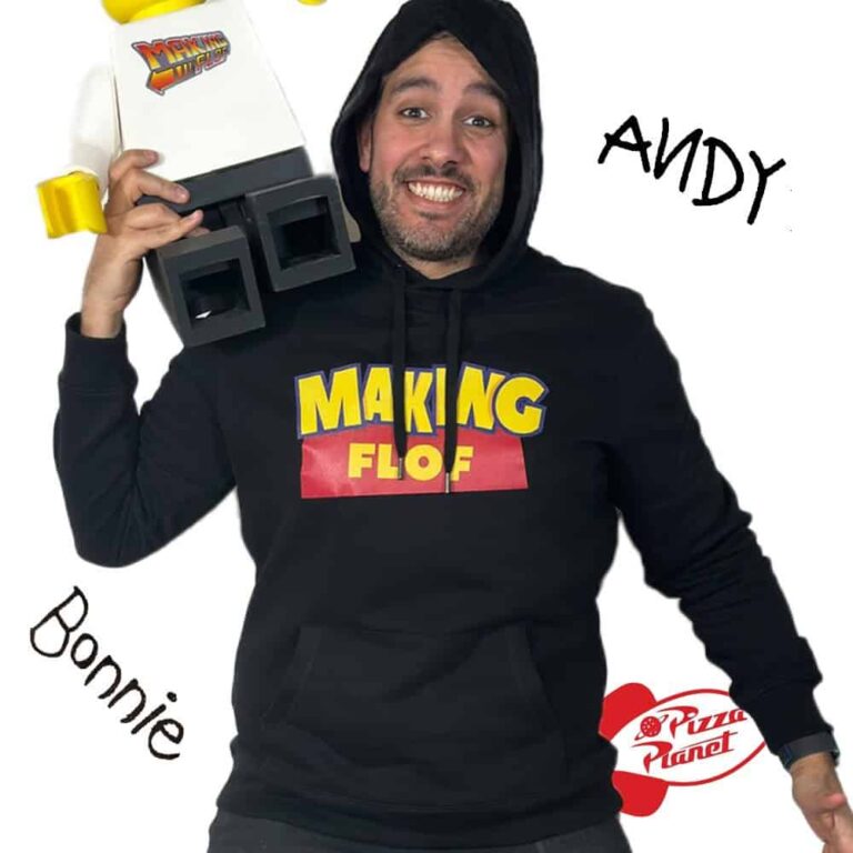 Homme souriant avec jumelles jouet et sweat-shirt personnalisé.