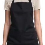 femme portant un tablier noir professionnel personnalisable avec poche avant coupe moderne atelier pilou shop 64