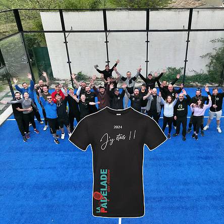 Groupe souriant en tenue de sport sur un terrain de padel.