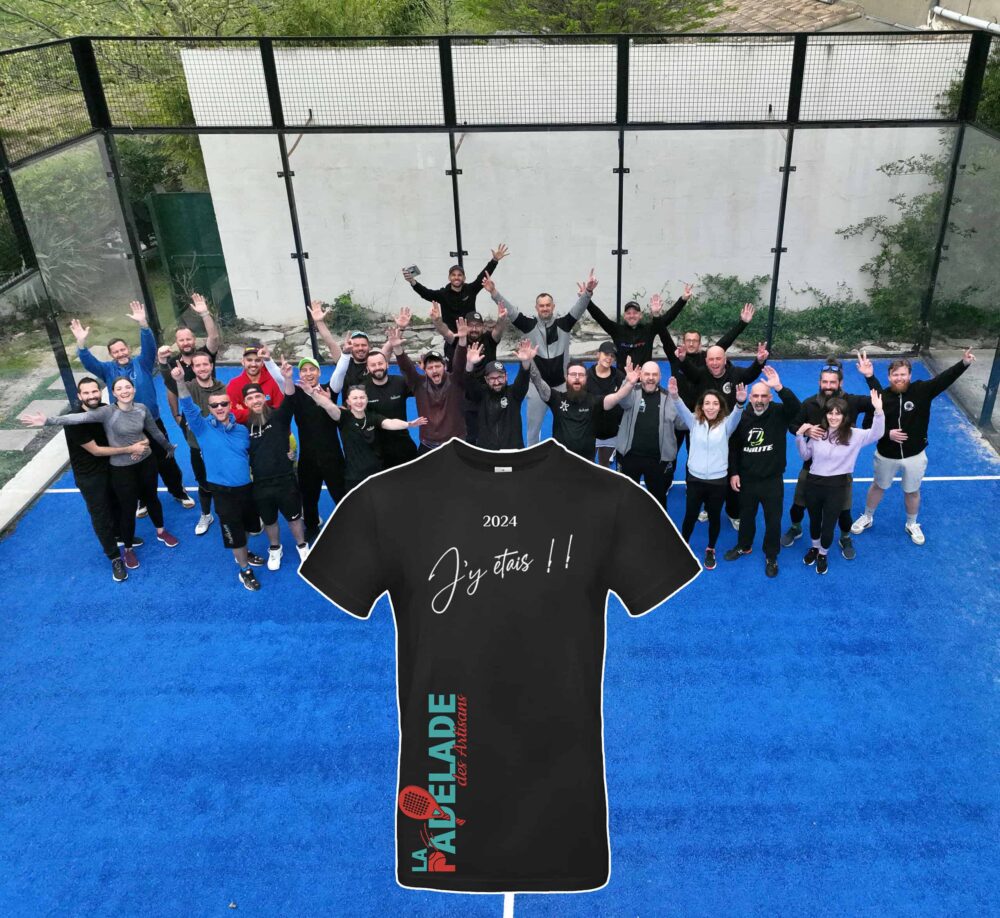 Groupe souriant en tenue de sport sur un terrain de padel.