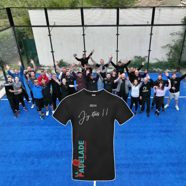 Groupe souriant en tenue de sport sur un terrain de padel.