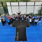 Groupe heureux, événement sportif, t-shirt commémoratif de padel