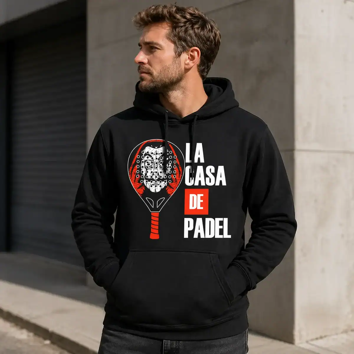 Sweat à capuche la casa de padel porté par homme en extérieur urbain
