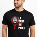 T-shirt homme noir La Casa de Padel porté par un jeune homme, visuel raquette masque rouge et blanc imprimé poitrine, style sportif moderne fond blanc