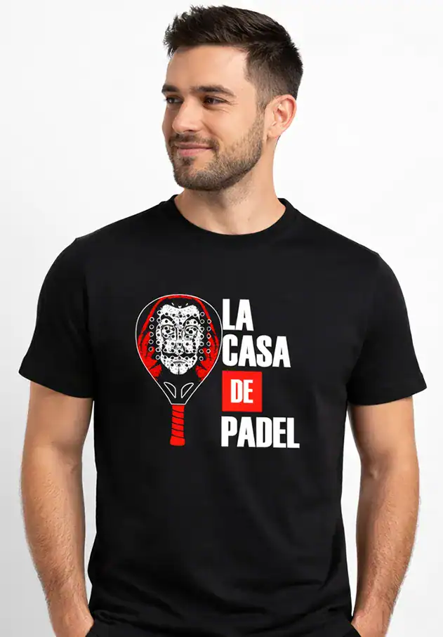 T-shirt homme noir La Casa de Padel porté par un jeune homme, visuel raquette masque rouge et blanc imprimé poitrine, style sportif moderne fond blanc