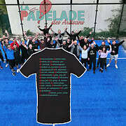 Groupe souriant sur terrain de padel.