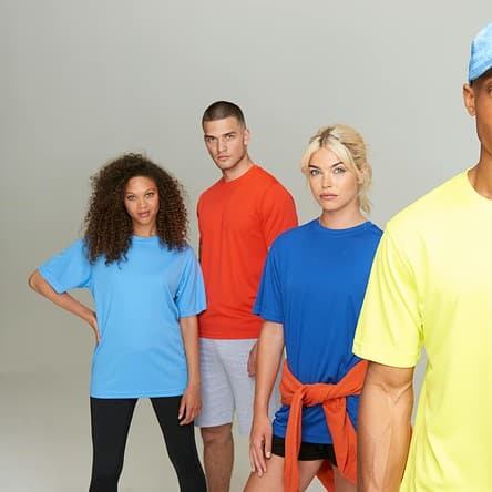 Quatre jeunes en t-shirts colorés posant.