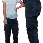 Pantalon cargo noir porté avec t-shirt blanc