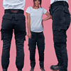 Femme souriante en pantalon cargo noir