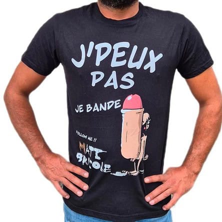 Homme souriant, casquette, t-shirt humoristique noir