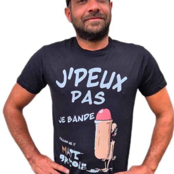 Homme souriant, casquette, t-shirt humoristique noir