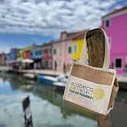 Sac en toile devant maisons colorées et canal