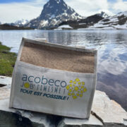 Sac acobeco devant montagne et lac