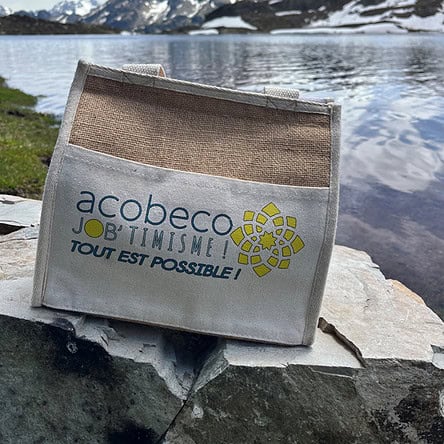 Sac acobeco devant montagne et lac