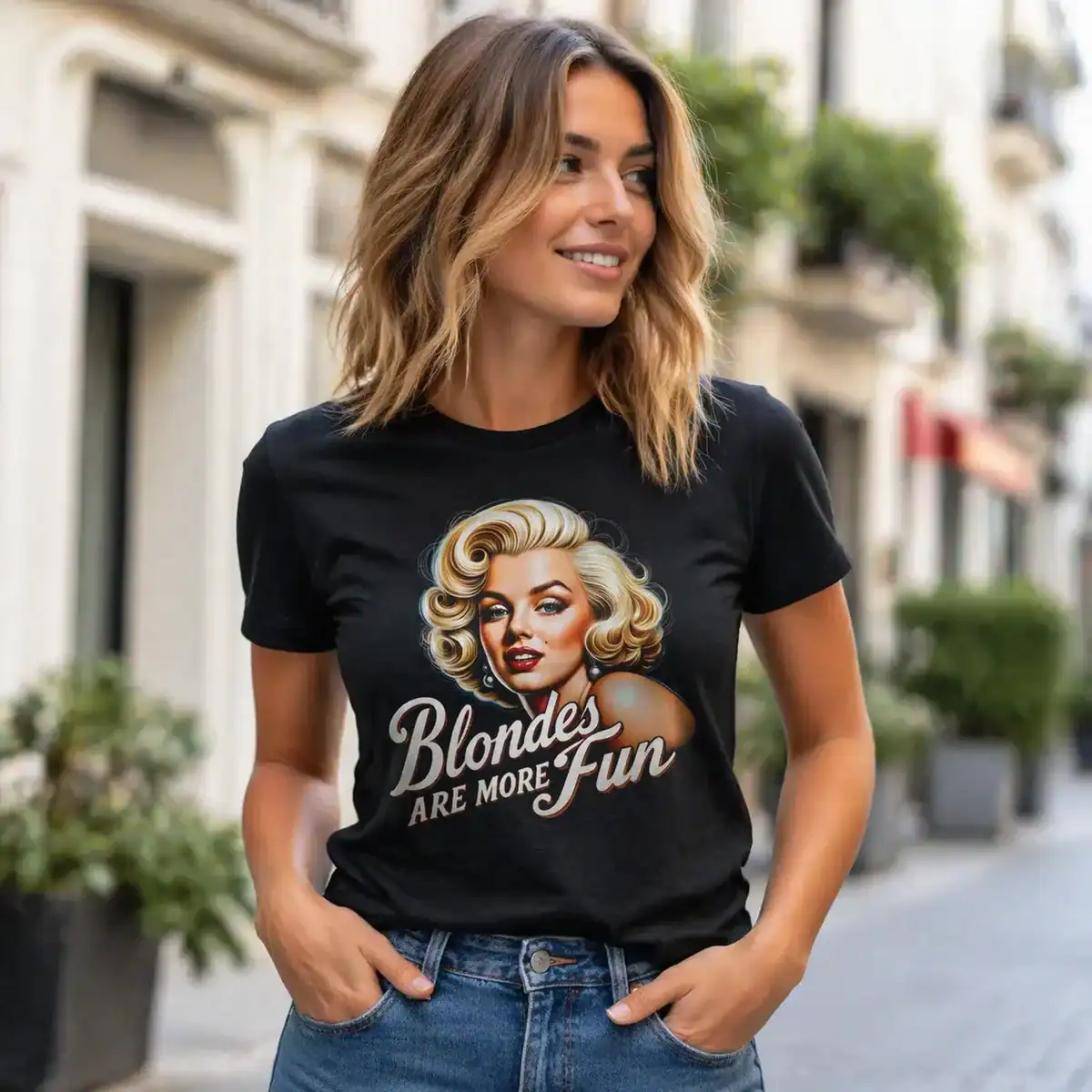 T-shirt blondes are more fun porté par femme en extérieur rue