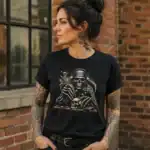 T-shirt tatoueur crâne machine porté par femme en extérieur urbain
