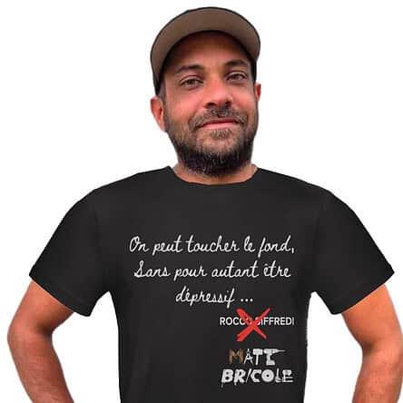 Homme portant un t-shirt avec citation humoristique.