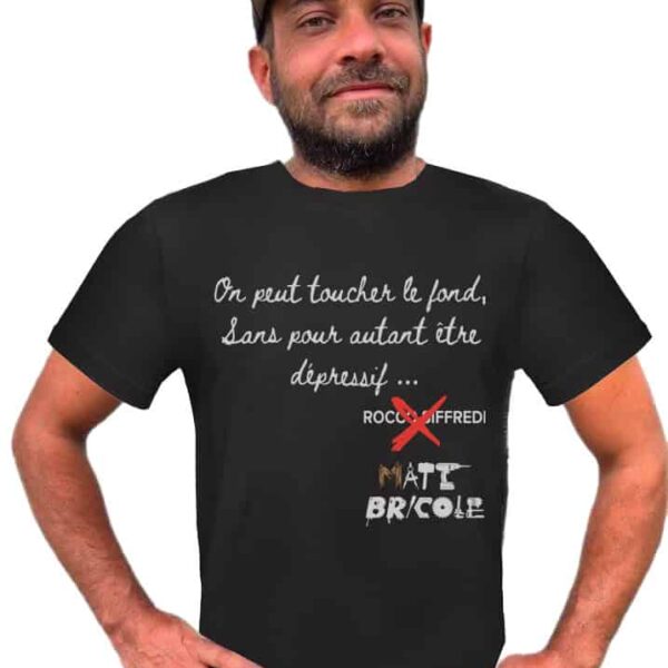 Homme portant un t-shirt avec citation humoristique.