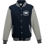 Veste universitaire bleue et grise avec logo imprimé.