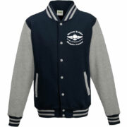 Veste universitaire bleue et grise avec logo imprimé.