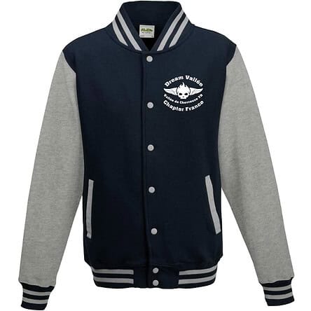 Veste universitaire bleue et grise avec logo imprimé.