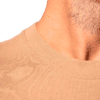 Cou de personne portant un t-shirt beige