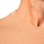 Cou de personne portant un t-shirt beige