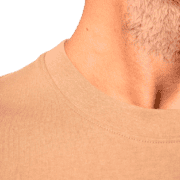 Cou de personne portant un t-shirt beige