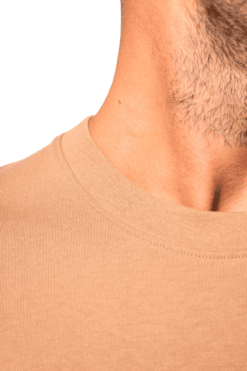 Cou de personne portant un t-shirt beige