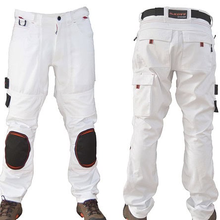 Pantalon blanc avec genouillères noires.