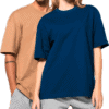 Couple portant t-shirts oversize et shorts gris.