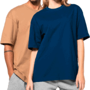 Couple portant t-shirts oversize et shorts gris.