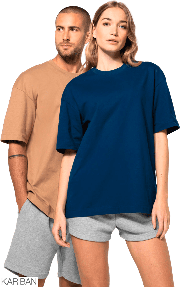 Couple portant t-shirts oversize et shorts gris.