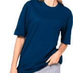 Femme portant un t-shirt bleu et short gris