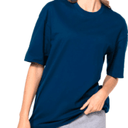 Femme portant un t-shirt bleu et short gris