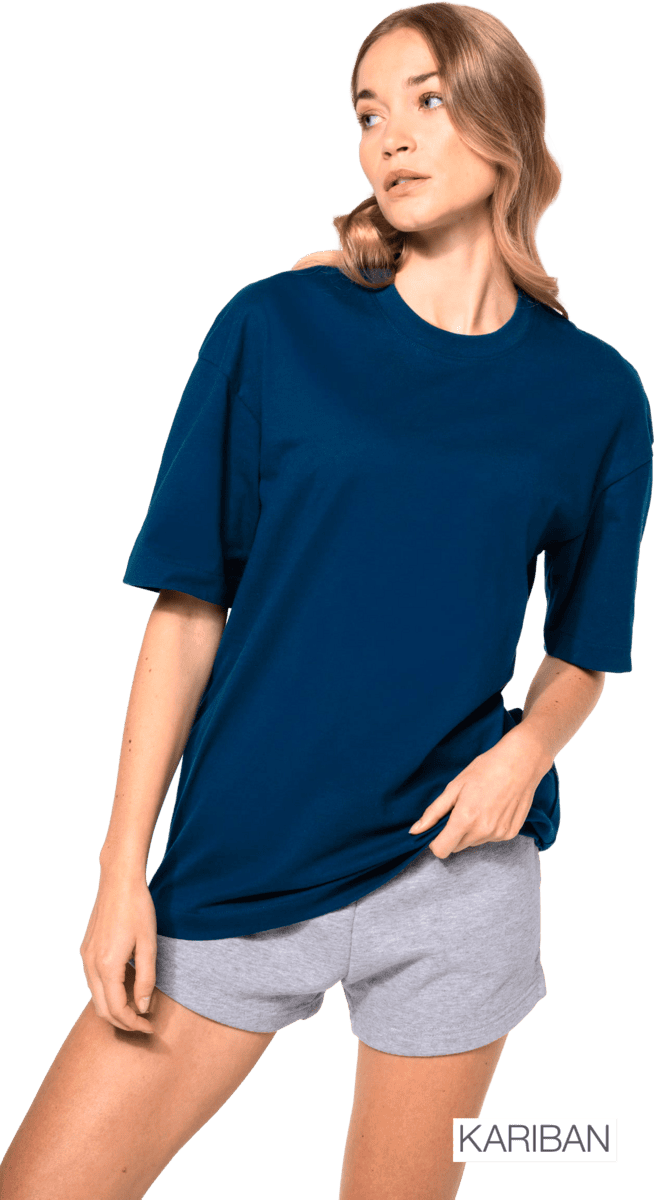 Femme portant un t-shirt bleu et short gris