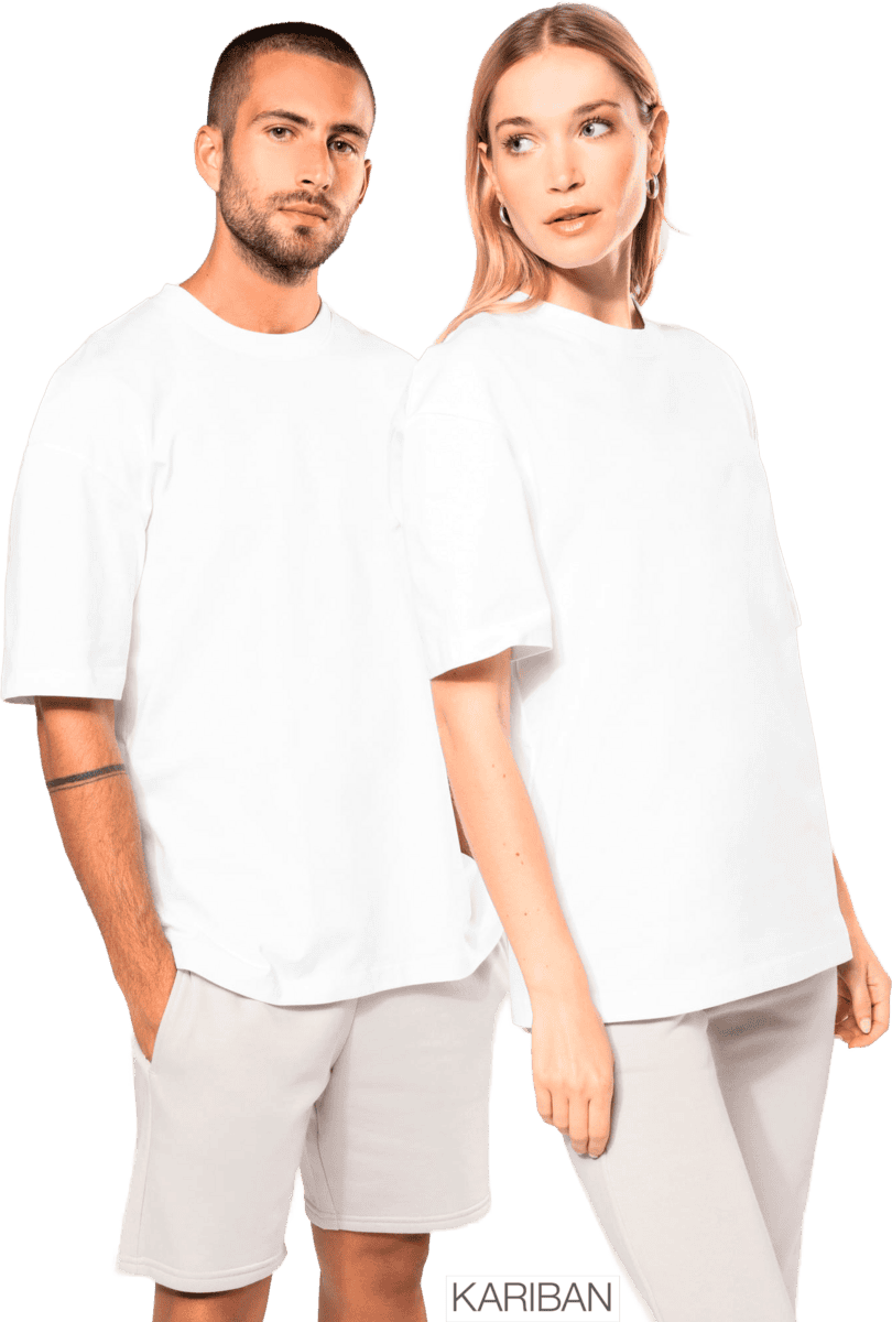 T-shirts blancs unisexes Kariban portés par deux modèles