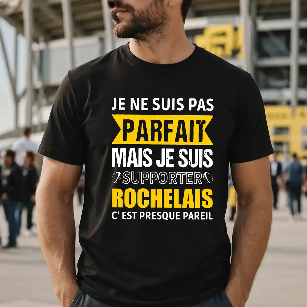 T-shirt je ne suis pas parfait supporter rochelais porté par homme devant stade rugby