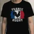 T-shirt noir France Rugby avec drapeau tricolore et coq, porté par mannequin homme, style supporter rugby français, look sportif et affirmé