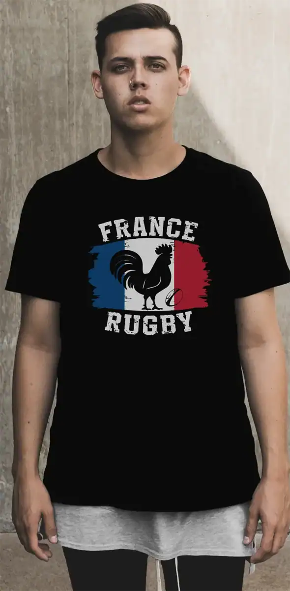 T-shirt noir France Rugby avec drapeau tricolore et coq, porté par mannequin homme, style supporter rugby français, look sportif et affirmé