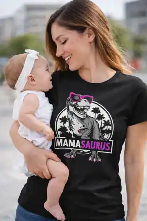 maman portant tshirt mamasaurus noir dinosaure lunettes roses cadeau maman original