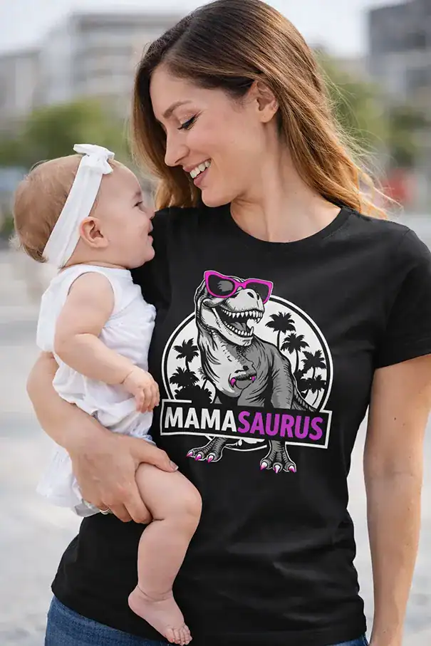 maman portant tshirt mamasaurus noir dinosaure lunettes roses cadeau maman original