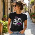 T-shirt mamasaurus porté par femme en extérieur rue ensoleillée