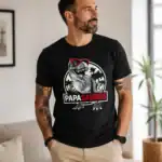 T-shirt papasaurus dinosaure porté par homme en intérieur salon